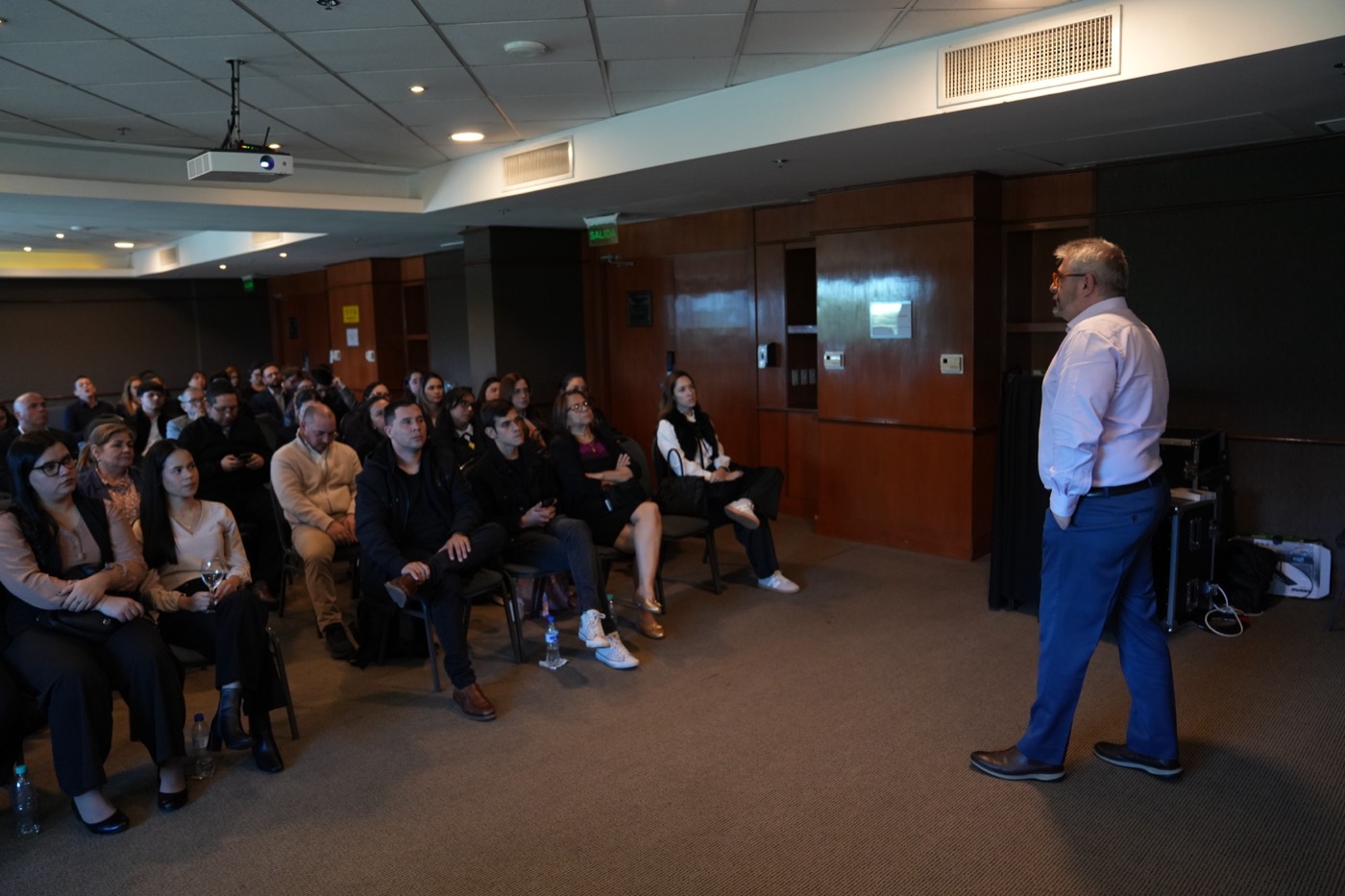 Vinícius Carli Geraldo dando su charla ante la sala llena del AI Summit Asunción